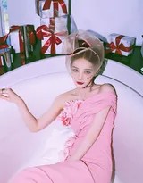李一桐春日花间写真曝光 一袭粉裙携萌犬诠释多面魅力  第2张