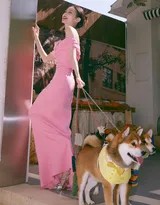 李一桐春日花间写真曝光 一袭粉裙携萌犬诠释多面魅力  第4张
