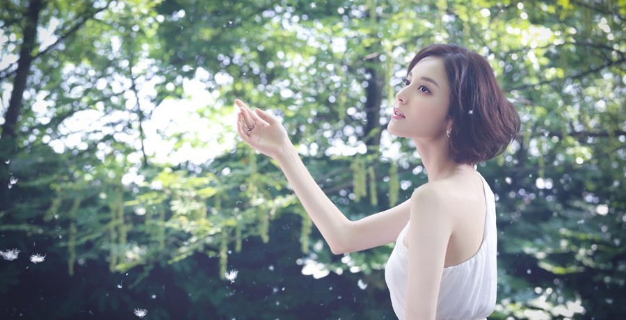 林间精灵古力娜扎化身自然仙子演绎梦幻光影  第2张
