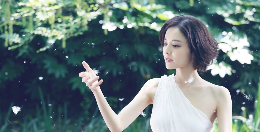林间精灵古力娜扎化身自然仙子演绎梦幻光影  第3张