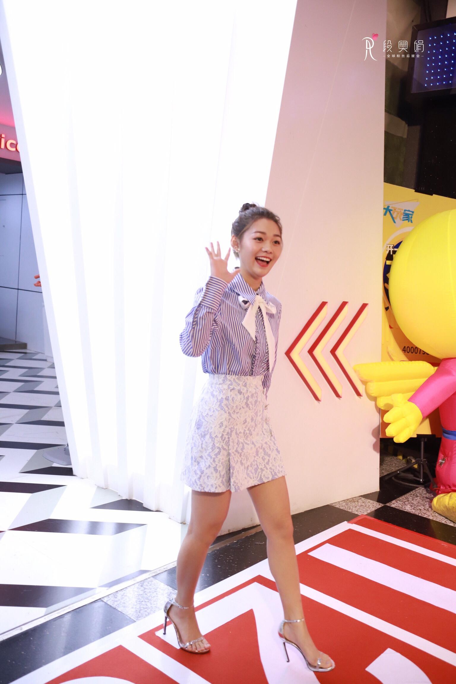 段奥娟黑裙露背惊艳金鸡红毯 提名影后展露新生代松弛风采  第2张