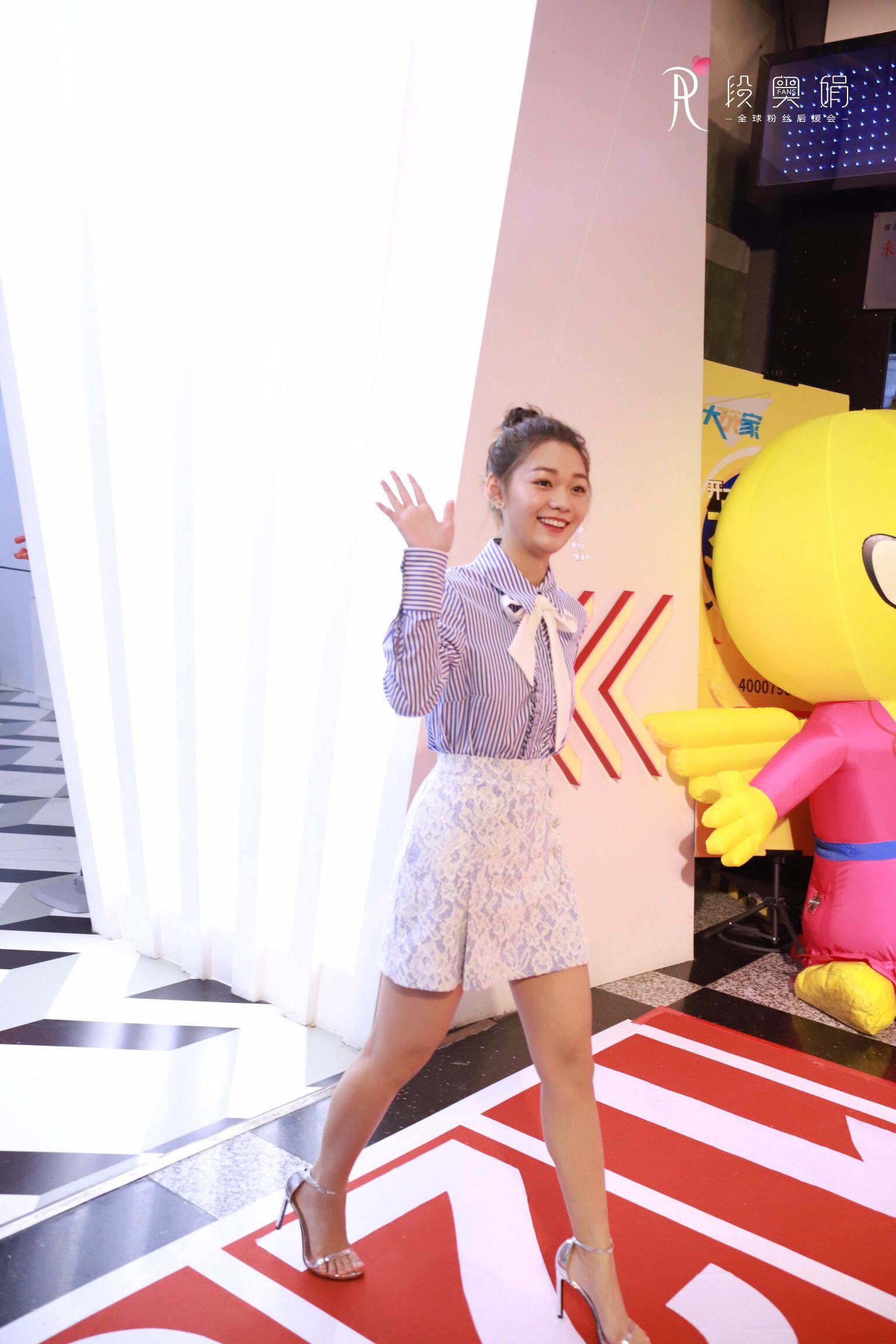 段奥娟黑裙露背惊艳金鸡红毯 提名影后展露新生代松弛风采  第7张