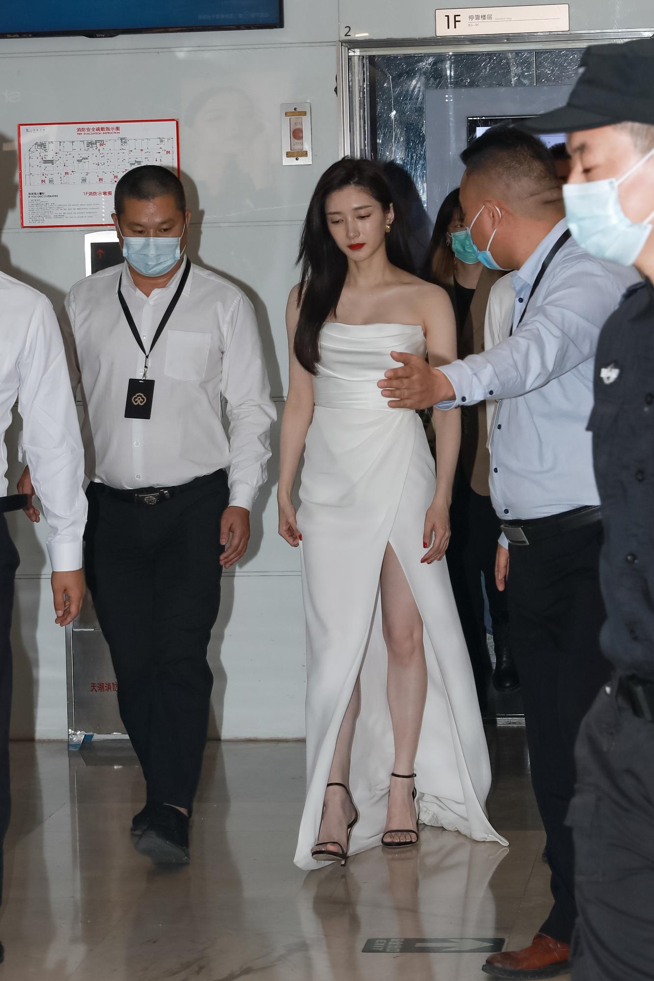 江疏影身袭纯白高叉长裙惊艳亮相 未修生图展露优雅身姿  第7张