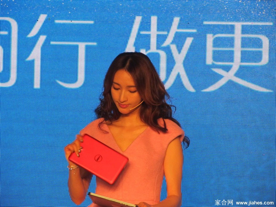流光溢彩映佳人 张俪活动造型尽显优雅风华  第4张