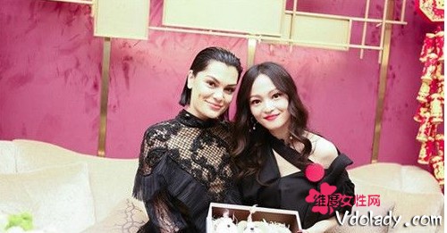标题：张韶涵44岁不婚之谜：隐形的翅膀托起谁的人生  第2张