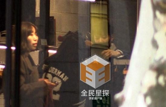 18岁年龄差、被拍十指紧扣却始终不认：冯绍峰林允的“人鱼恋”  第2张