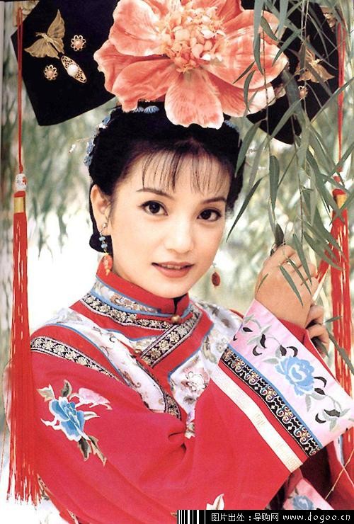 50岁赵薇近照曝光脸颊凹陷，昔日“小燕子”为何沦落至此？  第1张