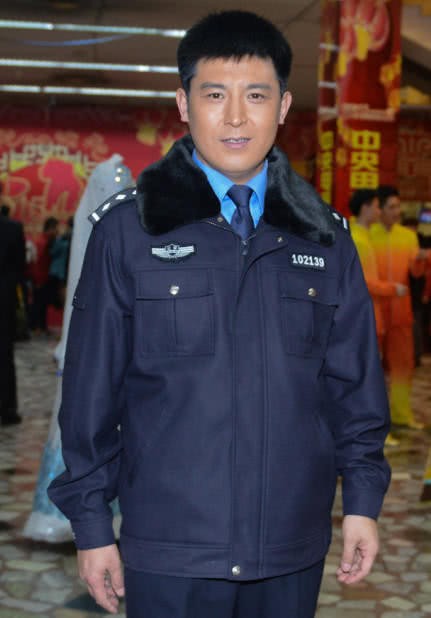 从校服到婚纱30年零绯闻，春晚“钉子户”孙涛背后的女人藏得有  第2张