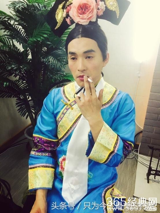 被叫“丑角”十几年，他的妻女照太惊艳  第2张