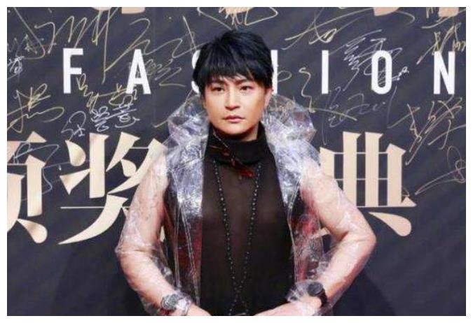 被骂“辣眼睛”七年后，54岁陈志朋一句“艺人只是商品”道破内  第2张